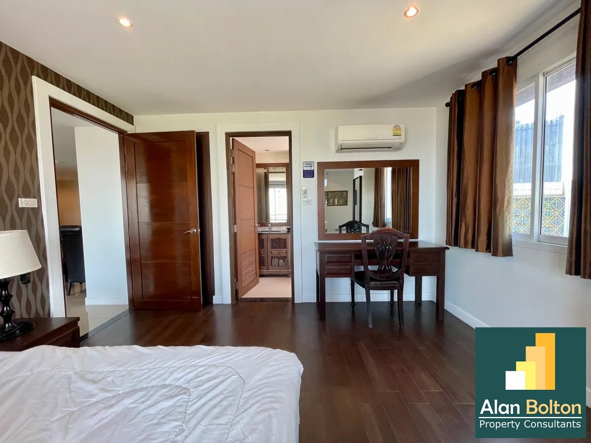 Jomtien Penthouse For sale 2 Bedroom 2 Bathroom 100 SQM In Thai Ownership photo 5