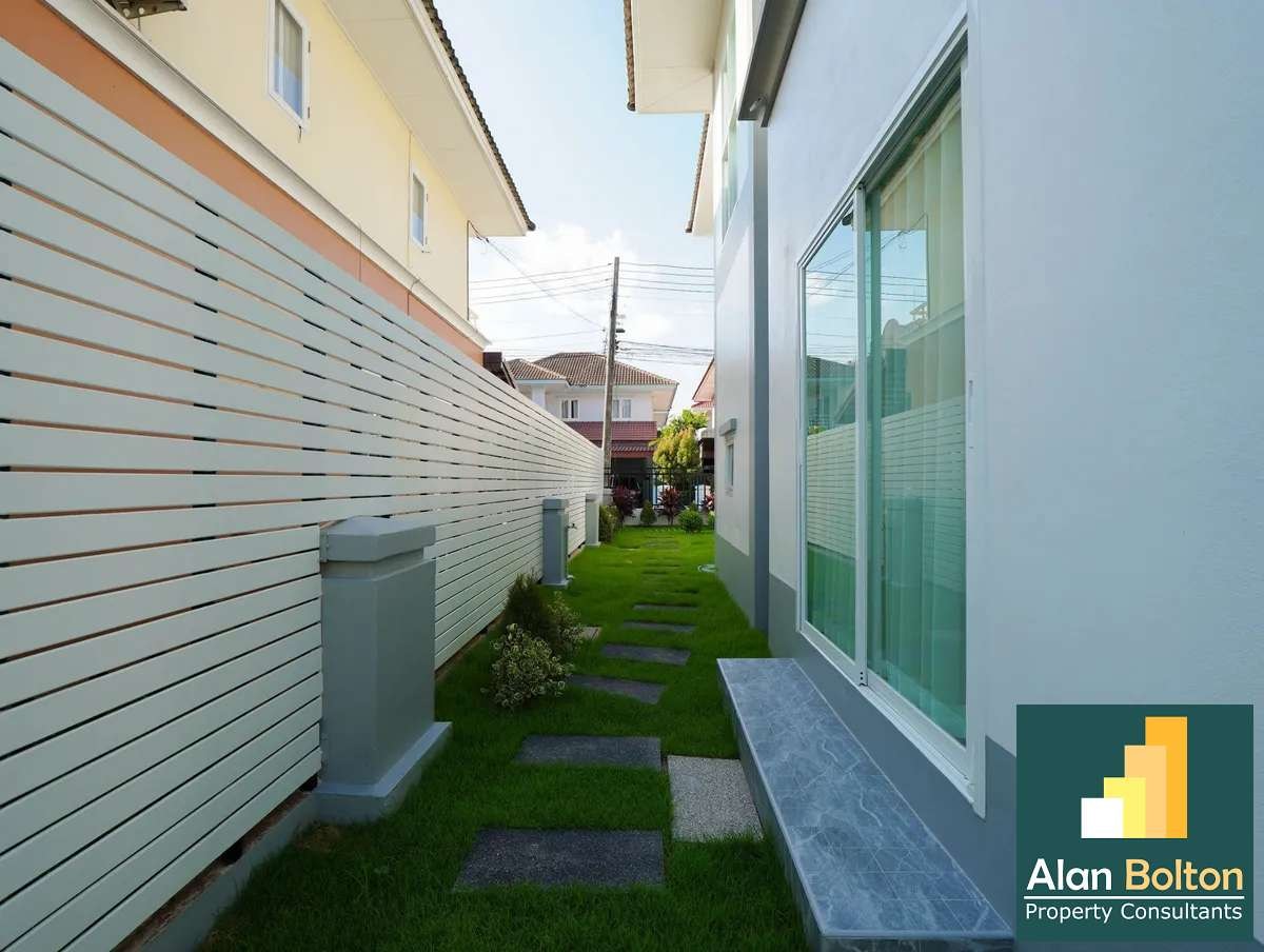 3 Bedroom 3 Bathroom in Baan Suan Lalana photo 8