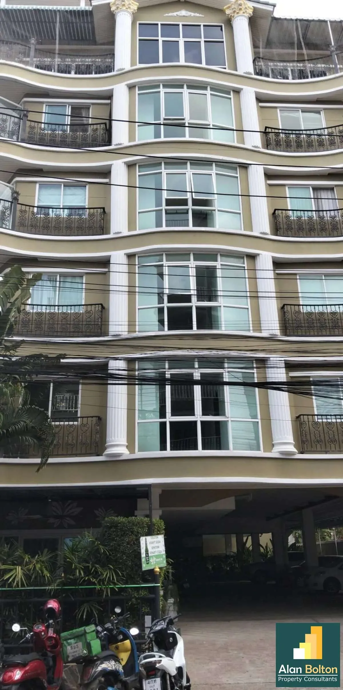 Studio Available in Popular Pet Friendly Condominium