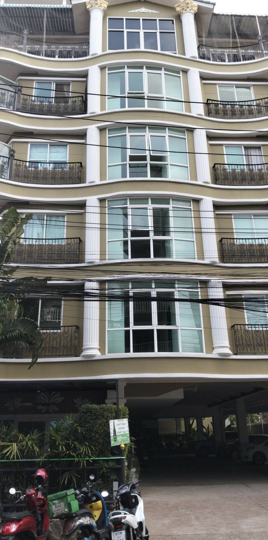 Studio Available in Popular Pet Friendly Condominium photo 10