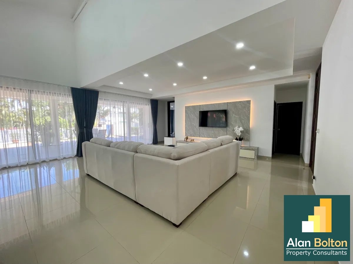 A Beautiful House With a Private Pool For Sale photo 4