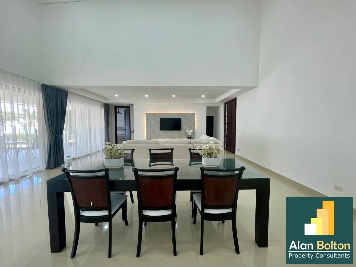 A Beautiful House With a Private Pool For Sale photo 6