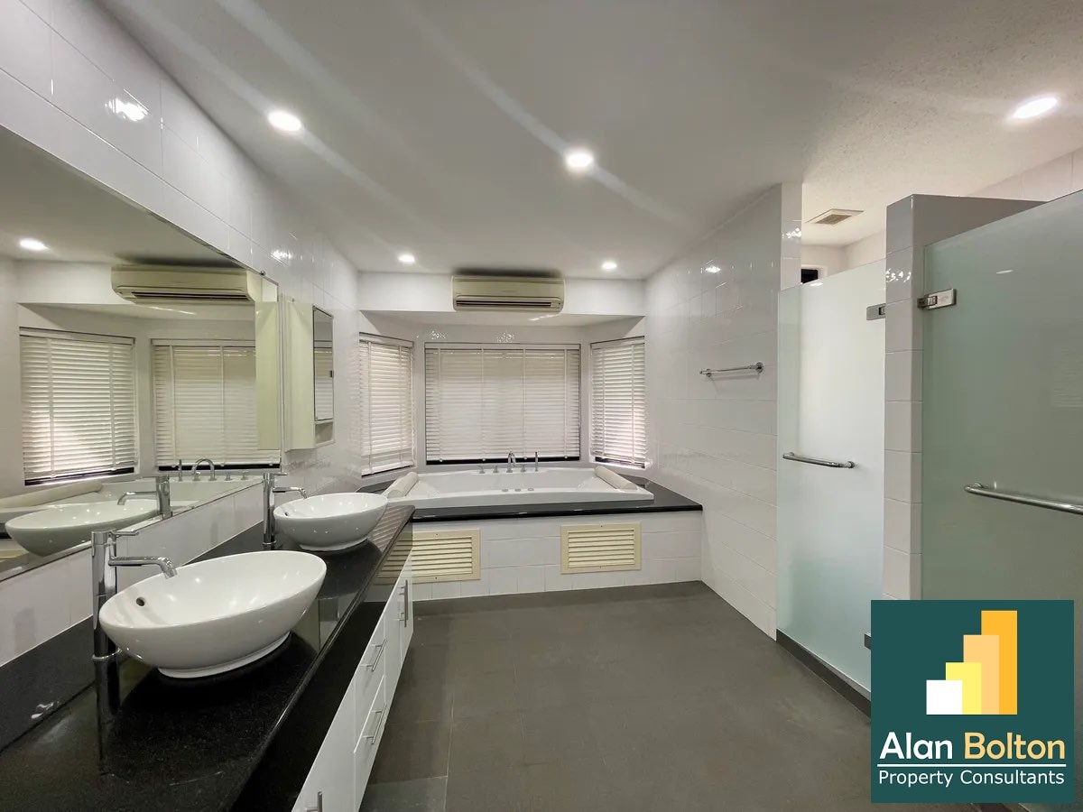 A Beautiful House With a Private Pool For Sale photo 10