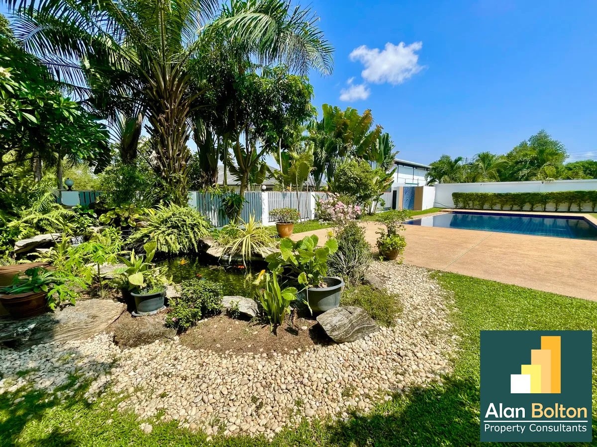 A Beautiful House With a Private Pool For Sale photo 12