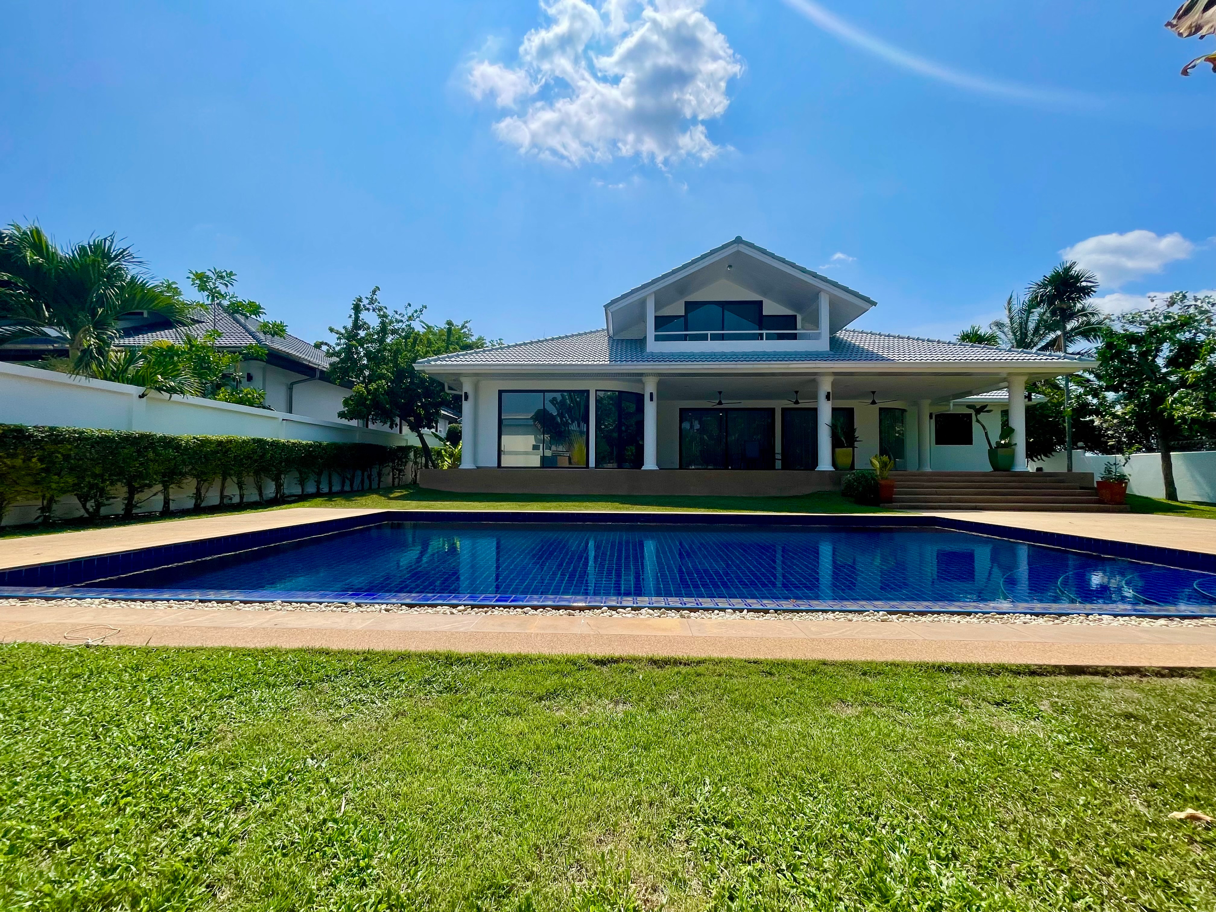 A Beautiful House With a Private Pool For Sale photo 18