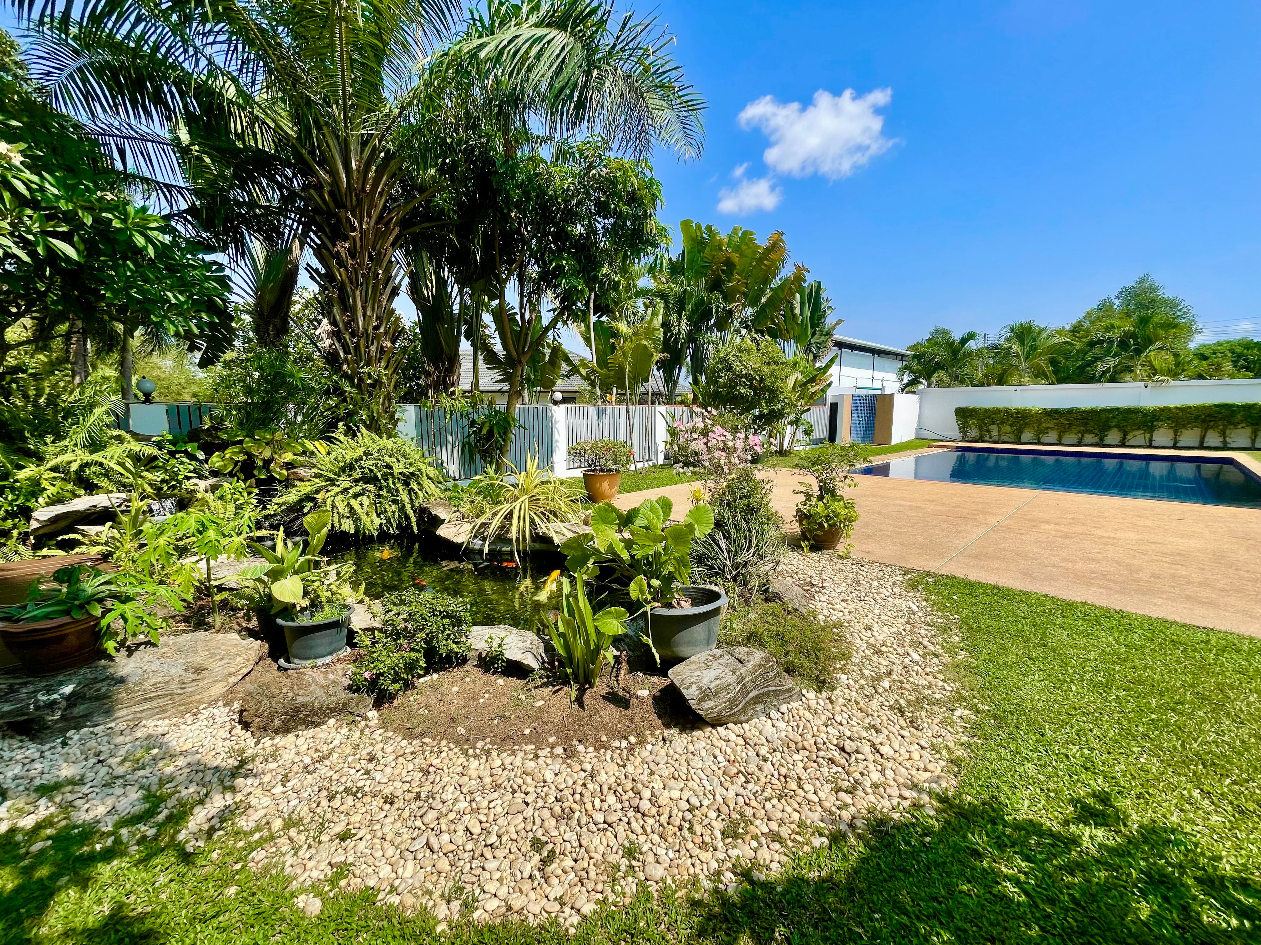 A Beautiful House With a Private Pool For Sale photo 31