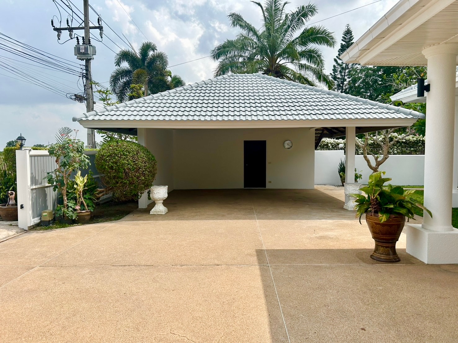 A Beautiful House With a Private Pool For Sale photo 22
