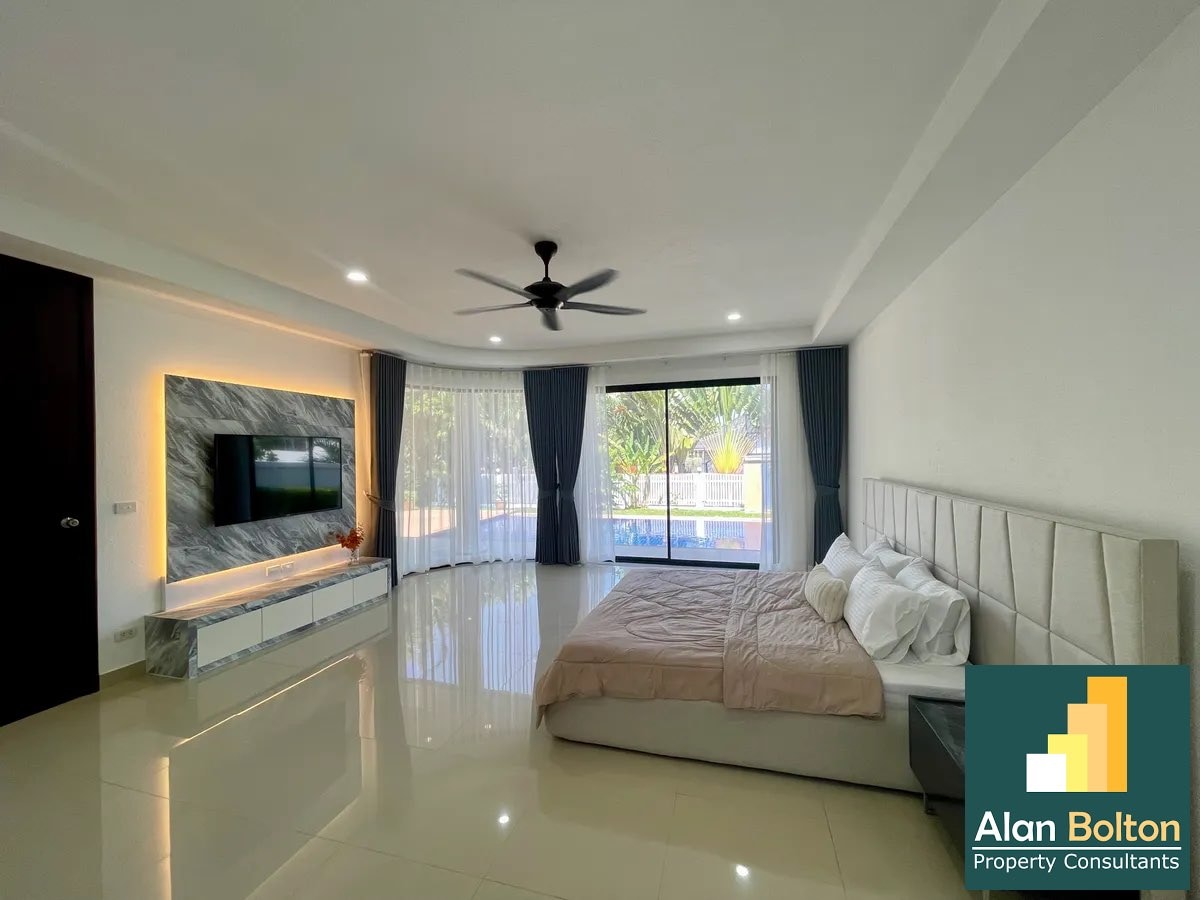 A Beautiful House With a Private Pool For Sale photo 9