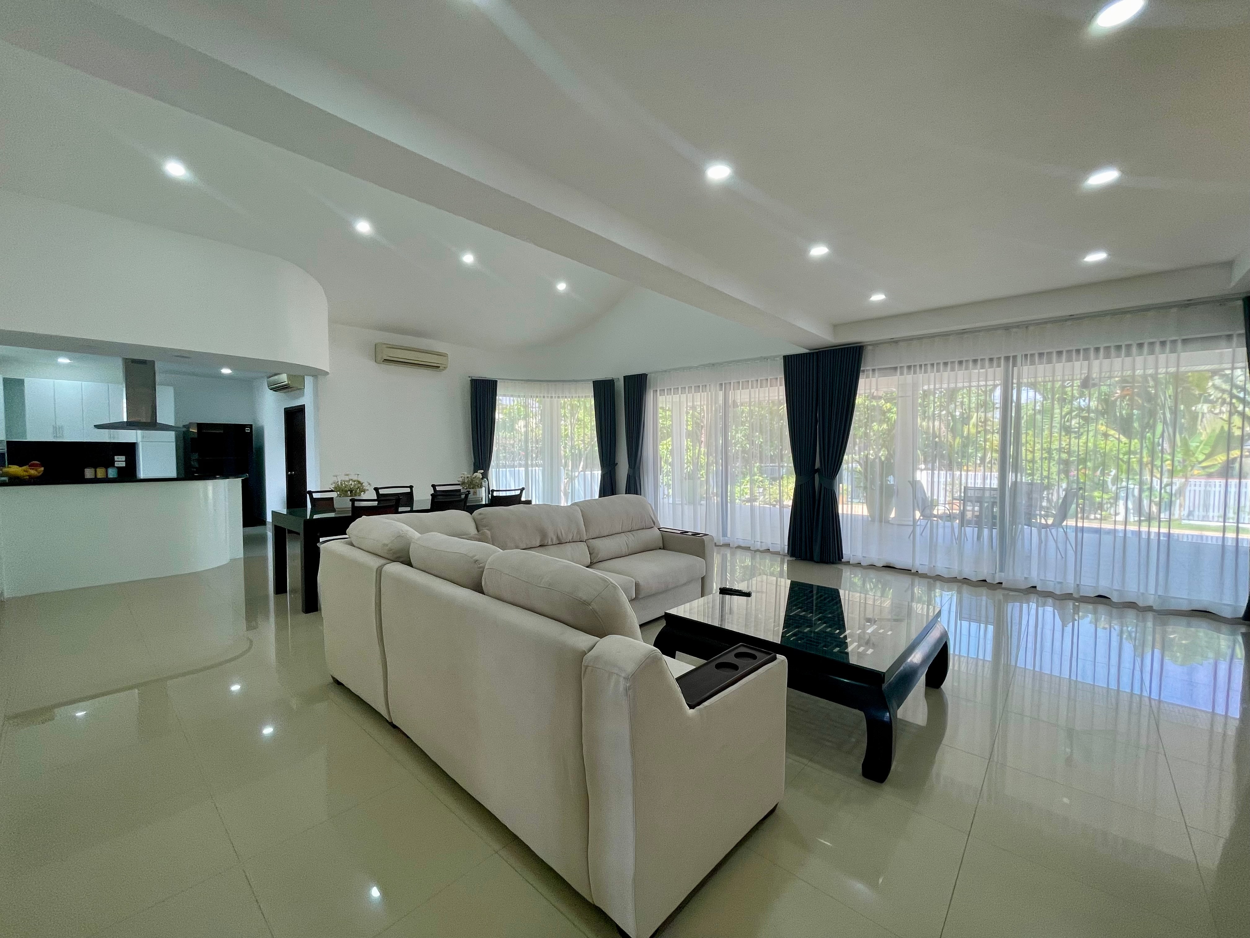 A Beautiful House With a Private Pool For Sale photo 23