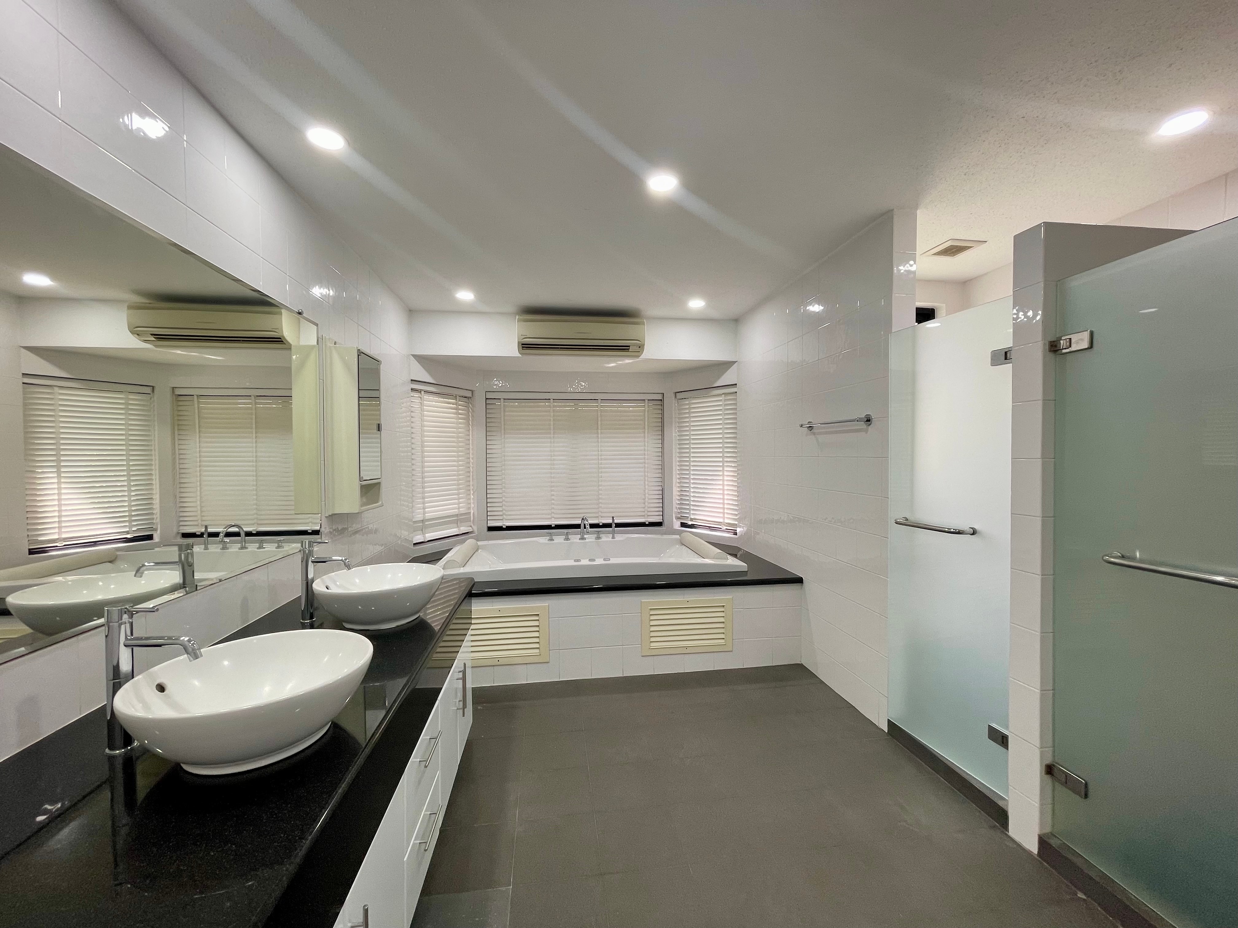 A Beautiful House With a Private Pool For Sale photo 27