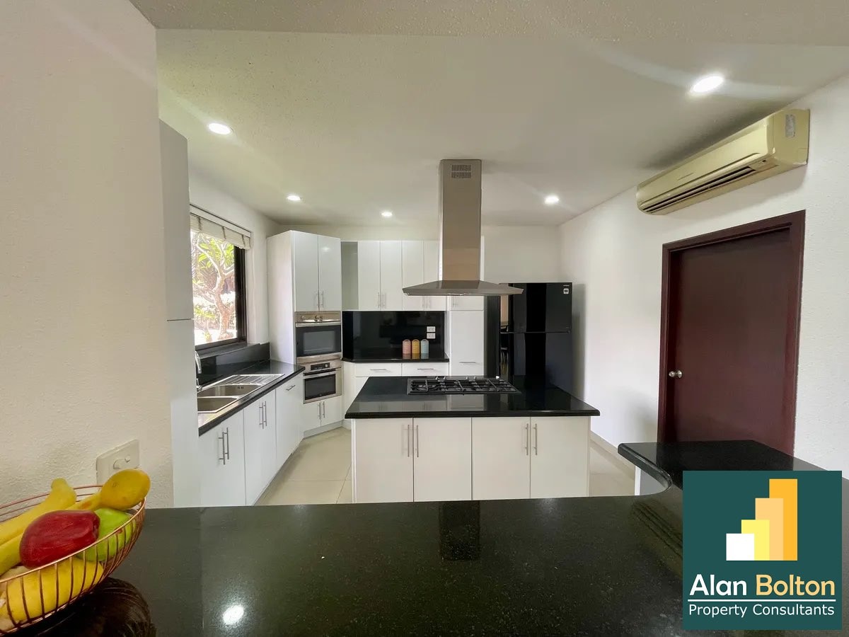 A Beautiful House With a Private Pool For Sale photo 8