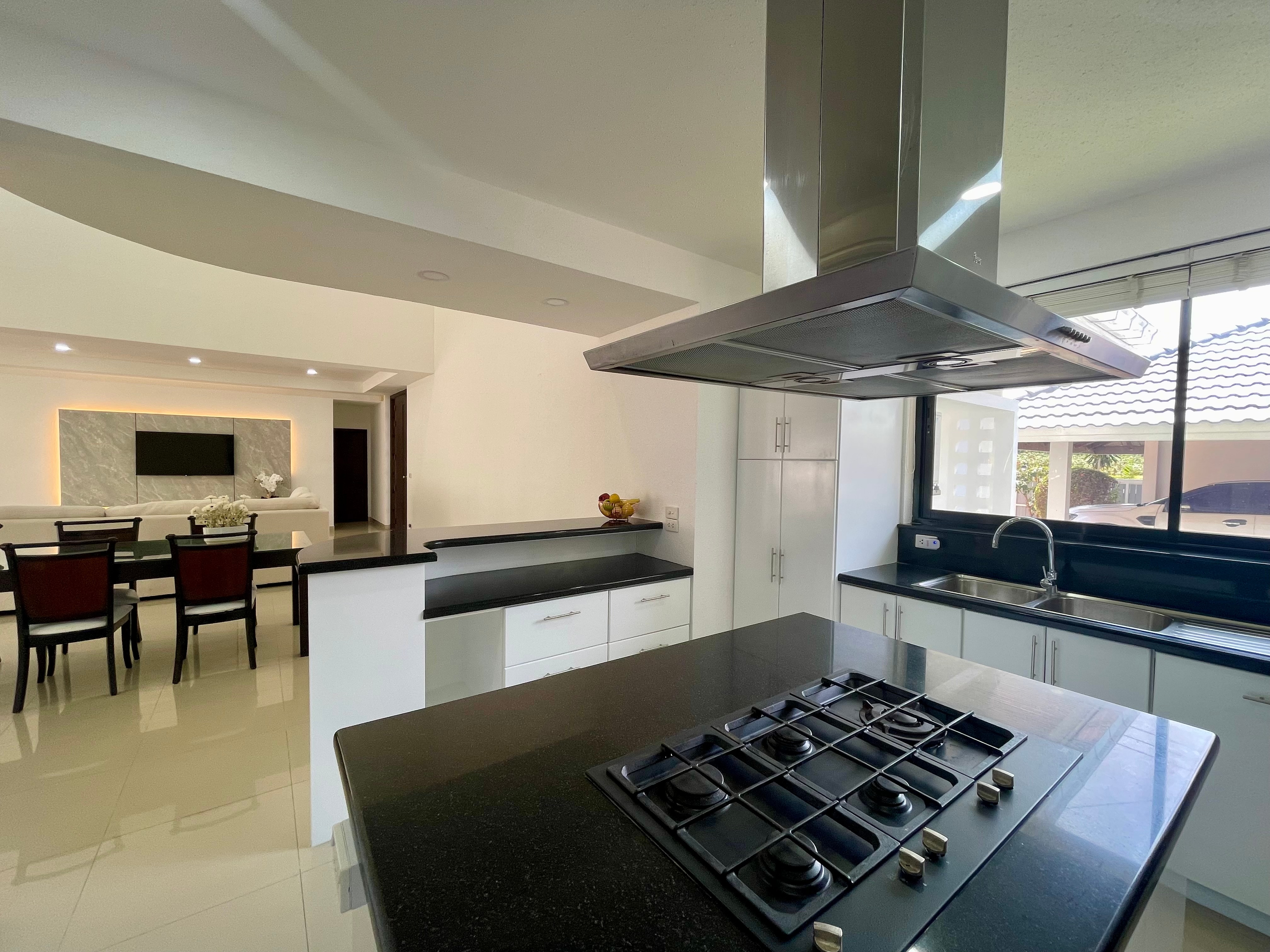 A Beautiful House With a Private Pool For Sale photo 26