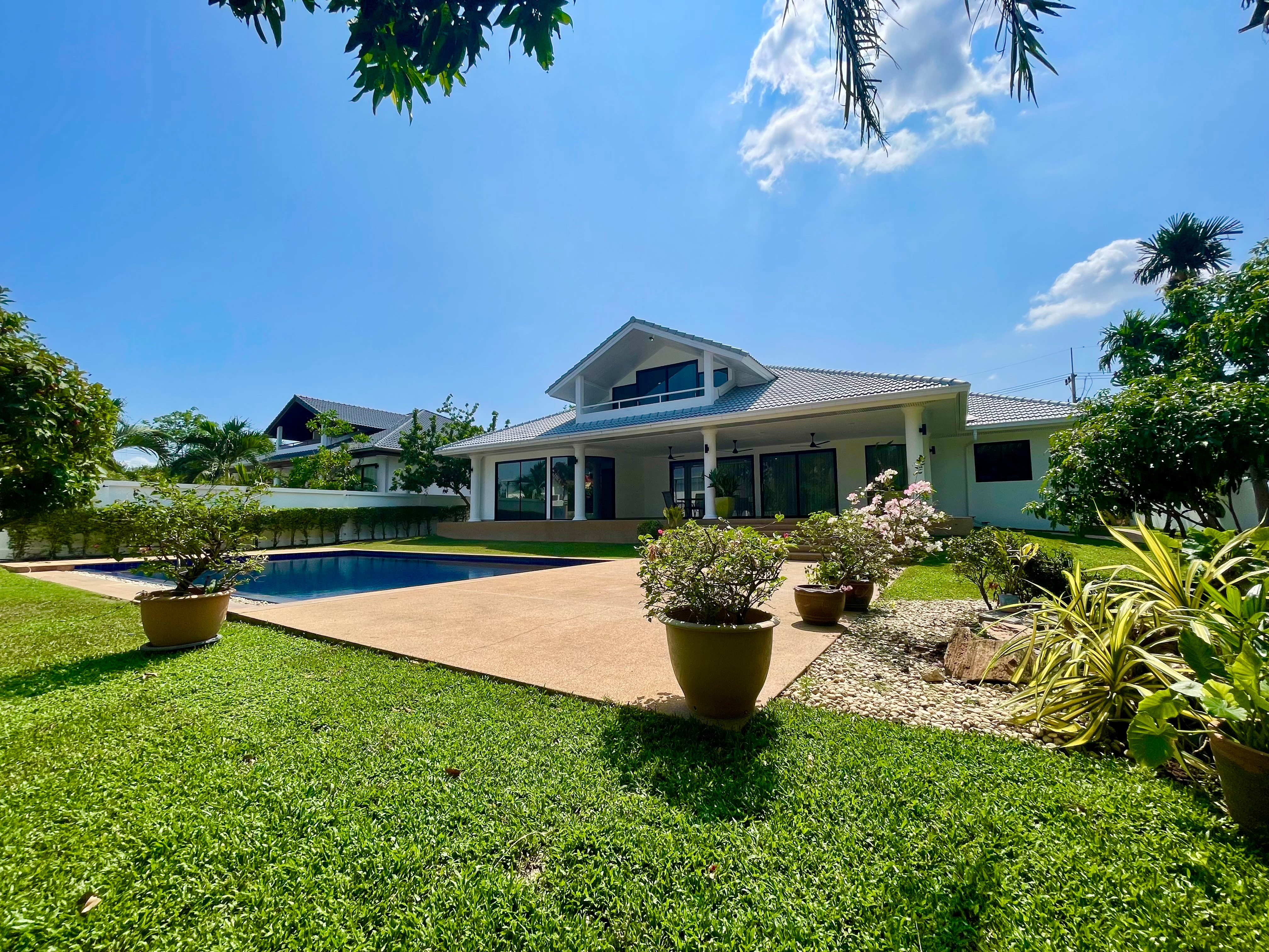 A Beautiful House With a Private Pool For Sale photo 30