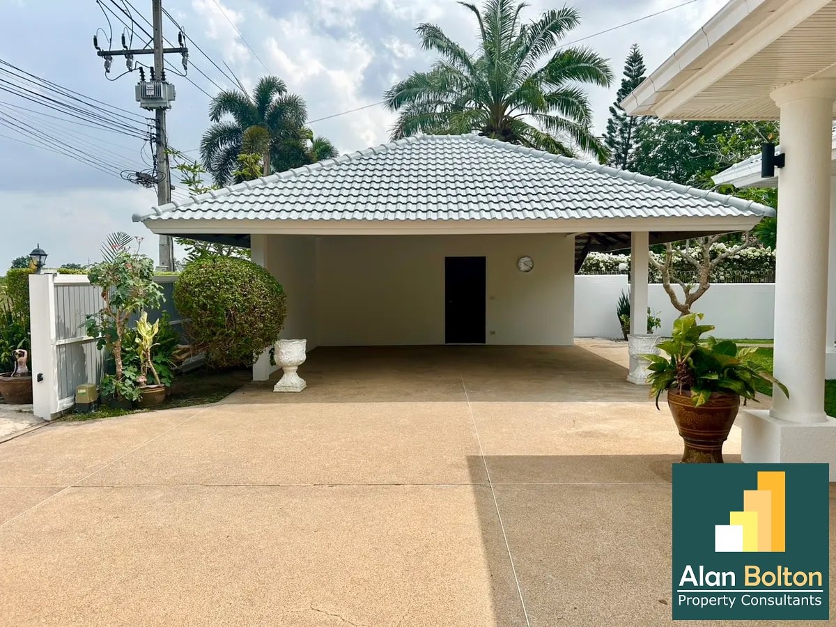 A Beautiful House With a Private Pool For Sale photo 14