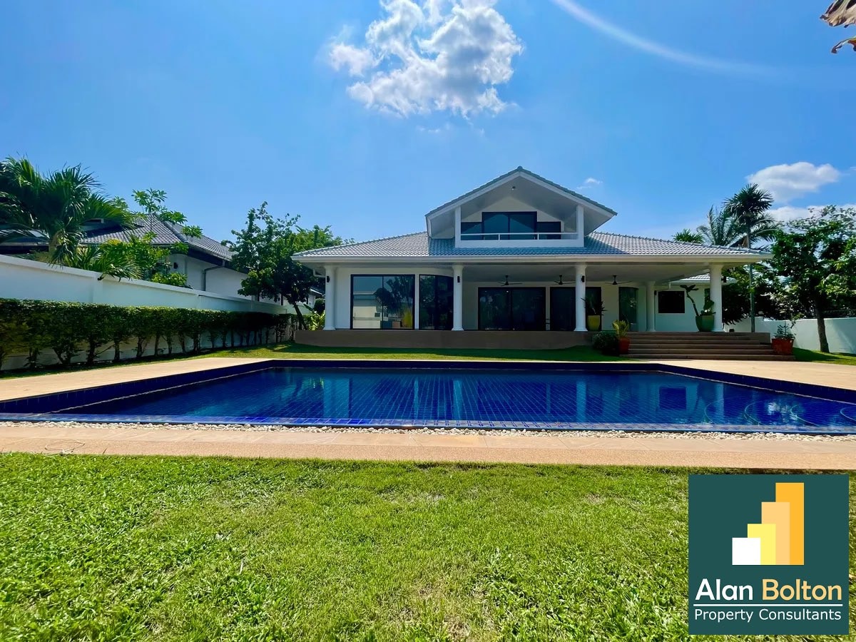 A Beautiful House With a Private Pool For Sale photo 2