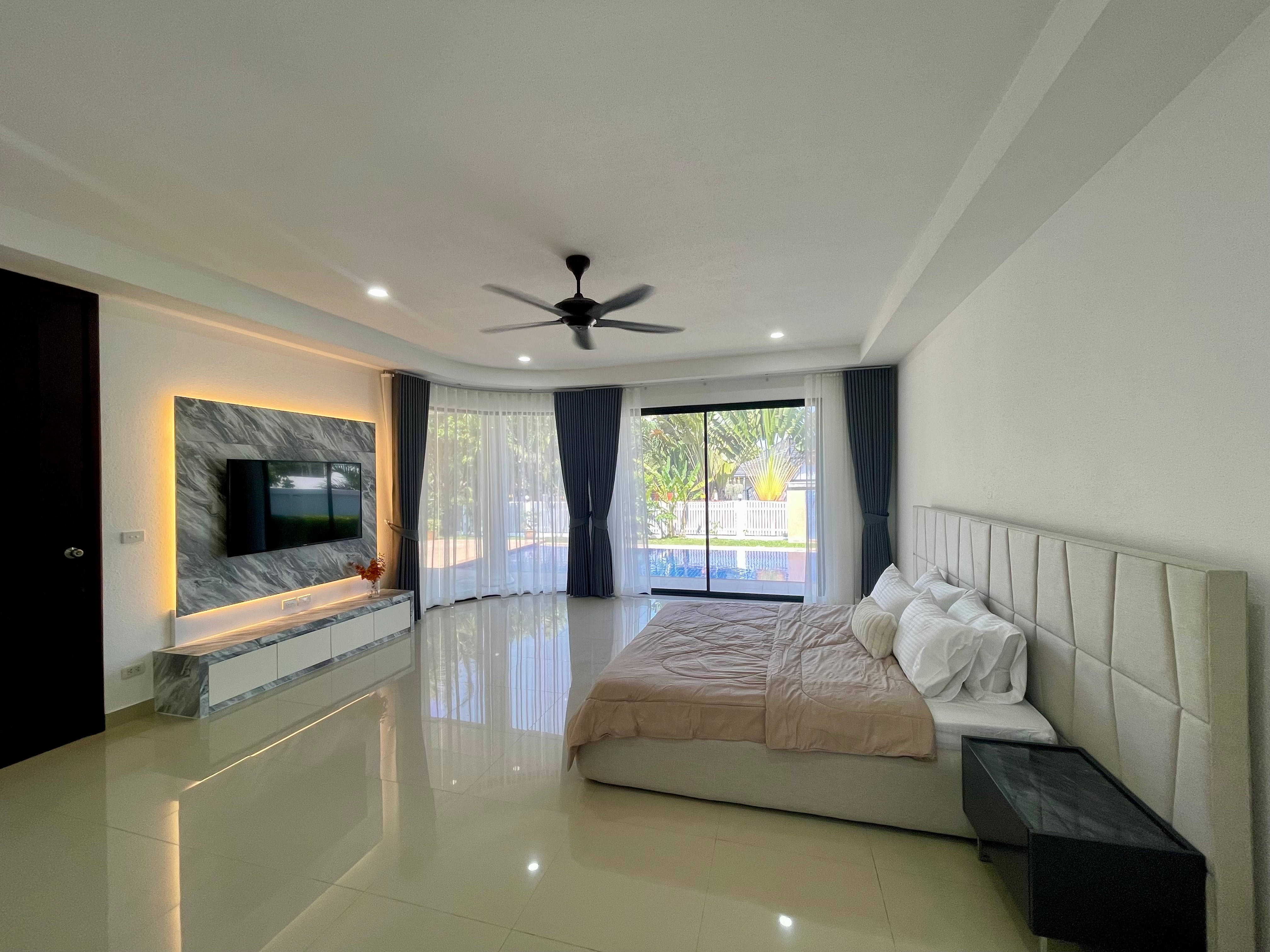 A Beautiful House With a Private Pool For Sale photo 28