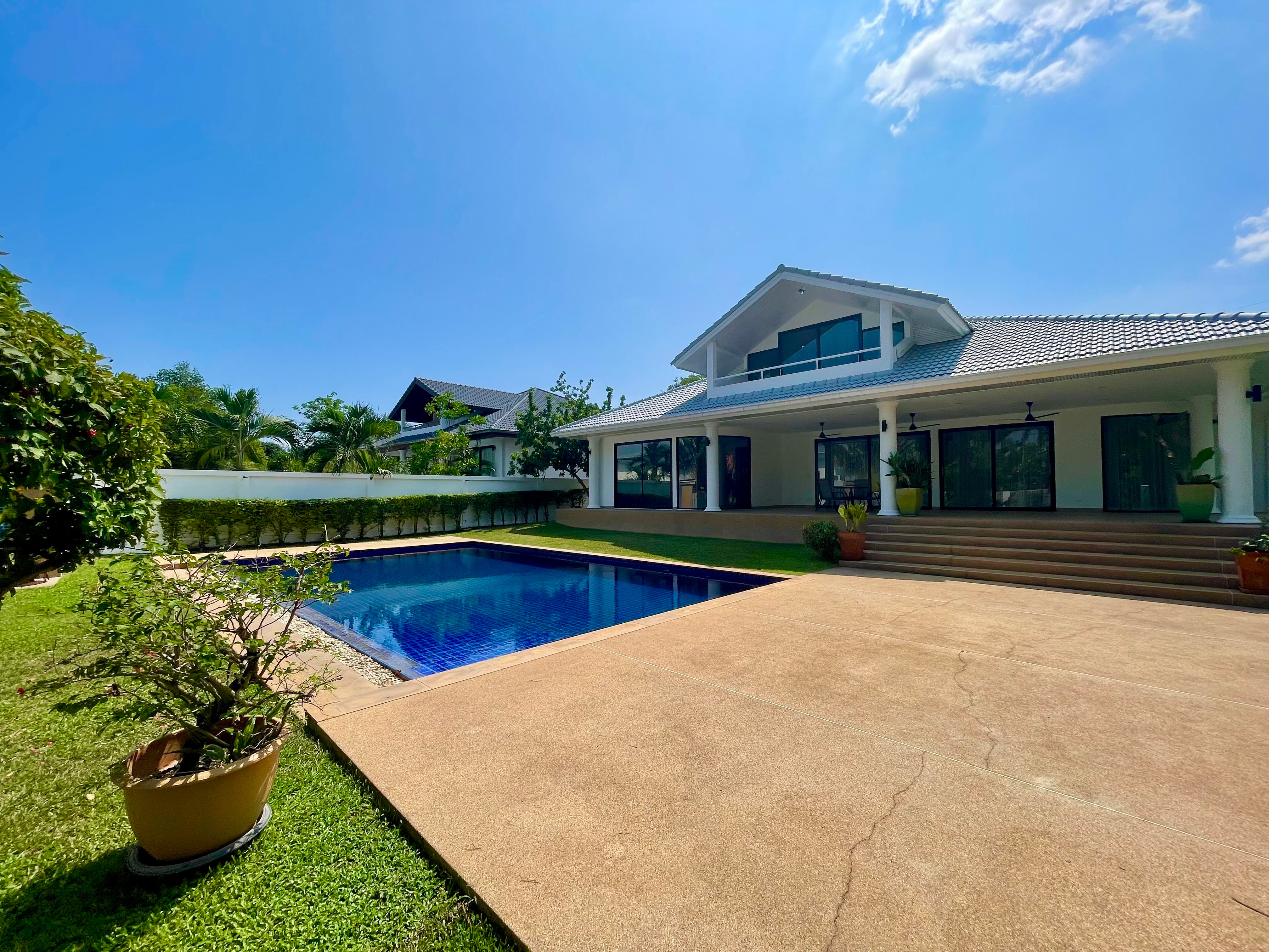 A Beautiful House With a Private Pool For Sale photo 20
