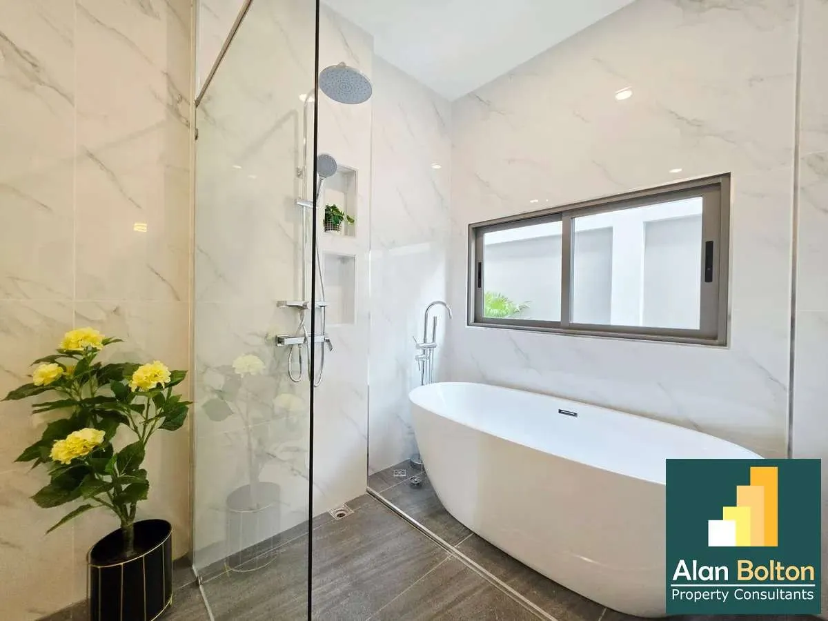 Single-storey 4 Bedrooms 5 Bathrooms in Mapprachan photo 3