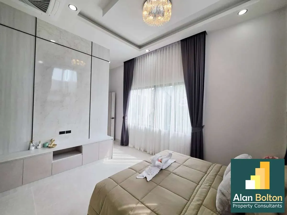 Single-storey 4 Bedrooms 5 Bathrooms in Mapprachan photo 6