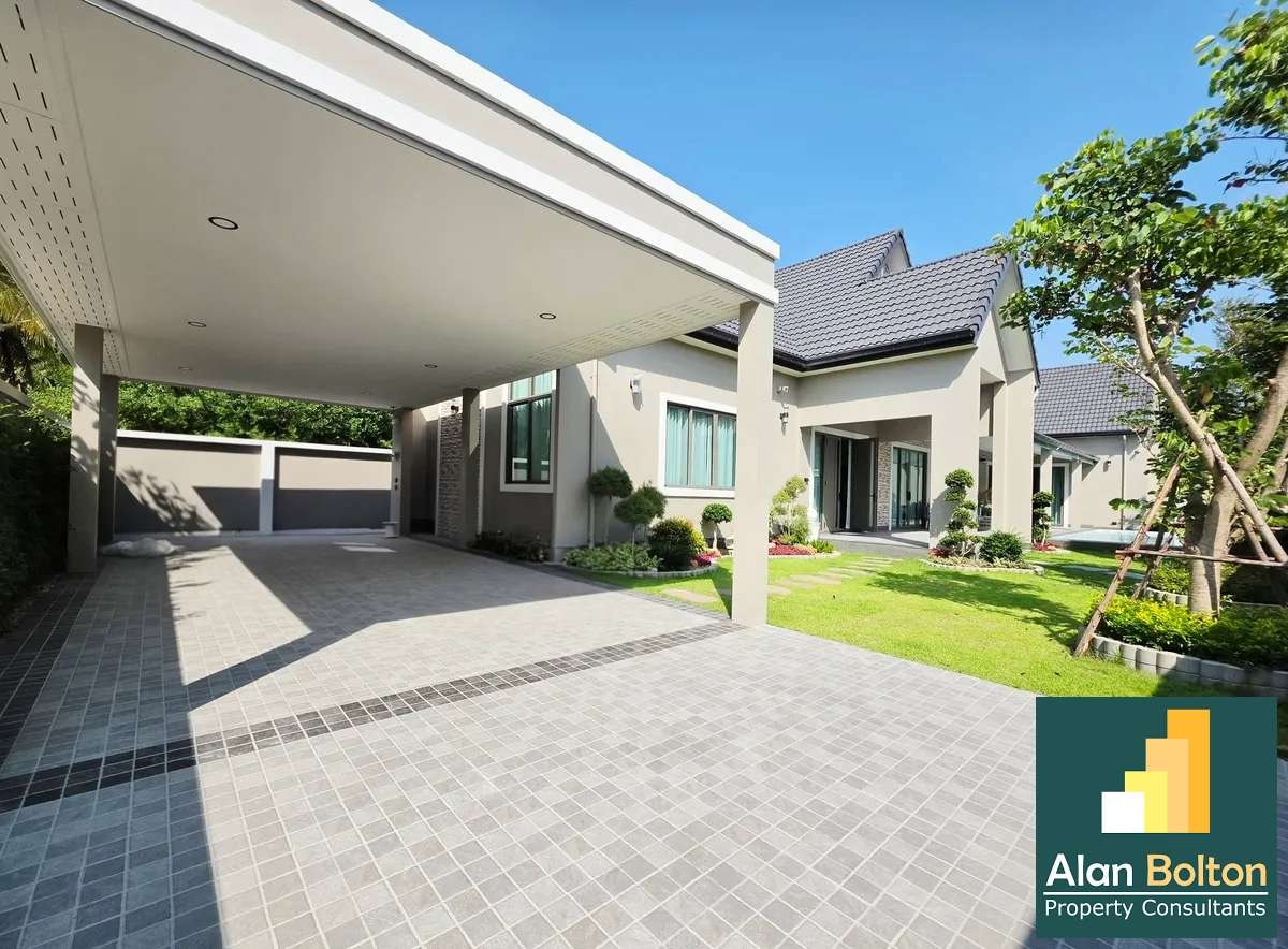 Single-storey 4 Bedrooms 5 Bathrooms in Mapprachan