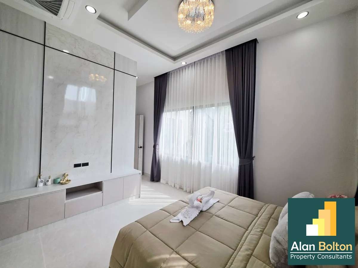 Single-storey 4 Bedrooms 5 Bathrooms in Mapprachan photo 7