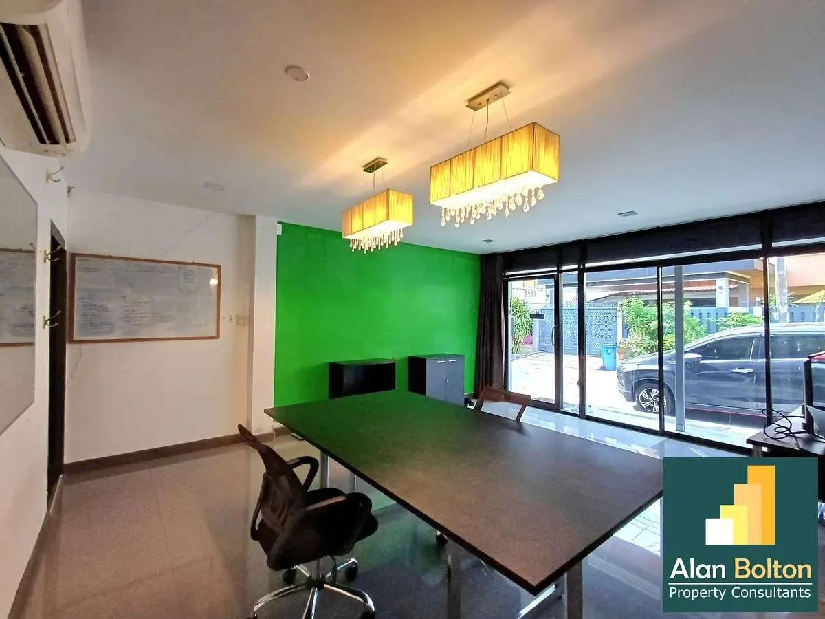 Townhouse with the large office 2 beds 1 bath in Central Pattaya for RENT