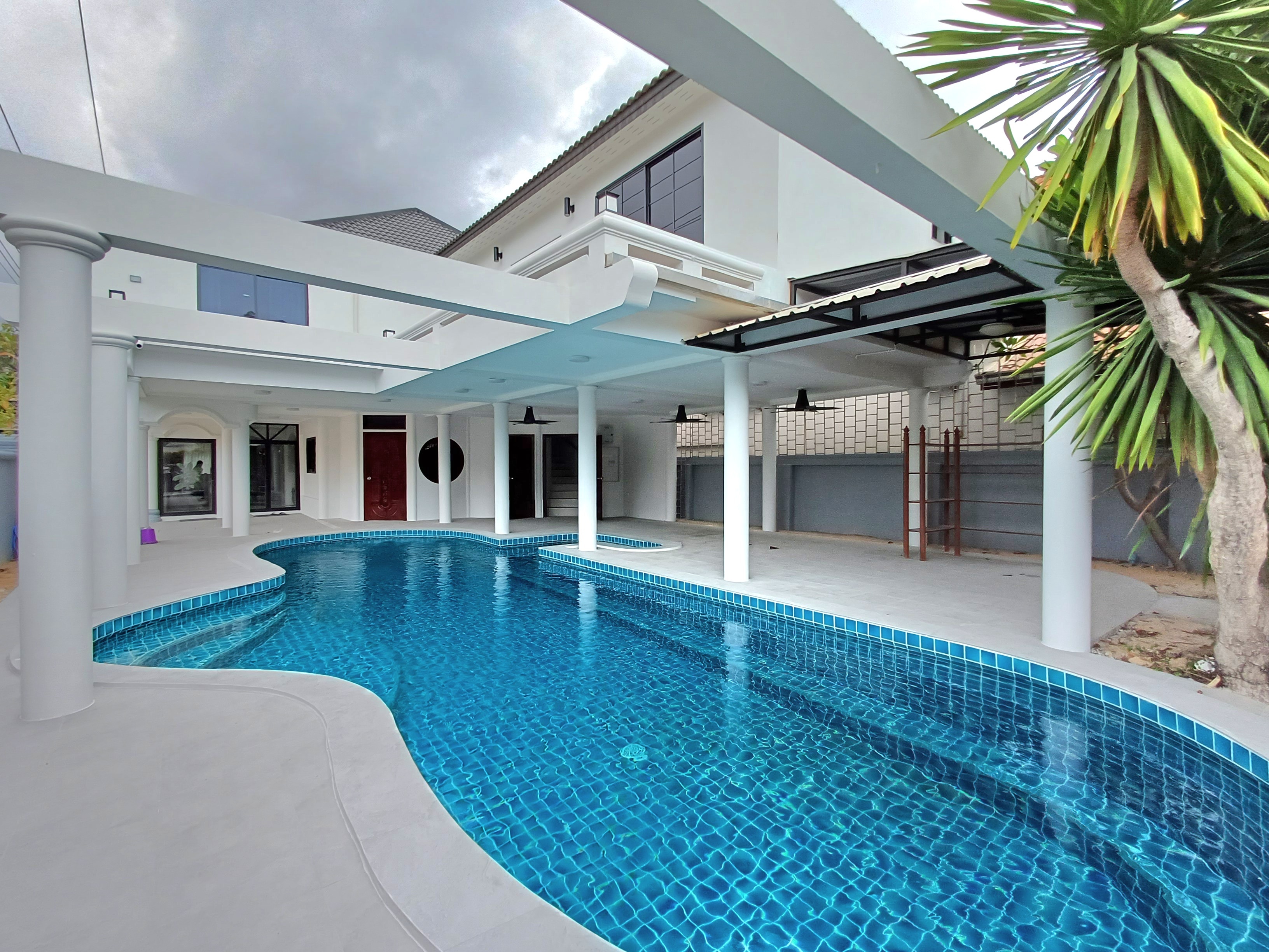 Newly Renovated Pool Villa 7 beds 8 baths near Jomtien Beach for SALE/RENT photo 37