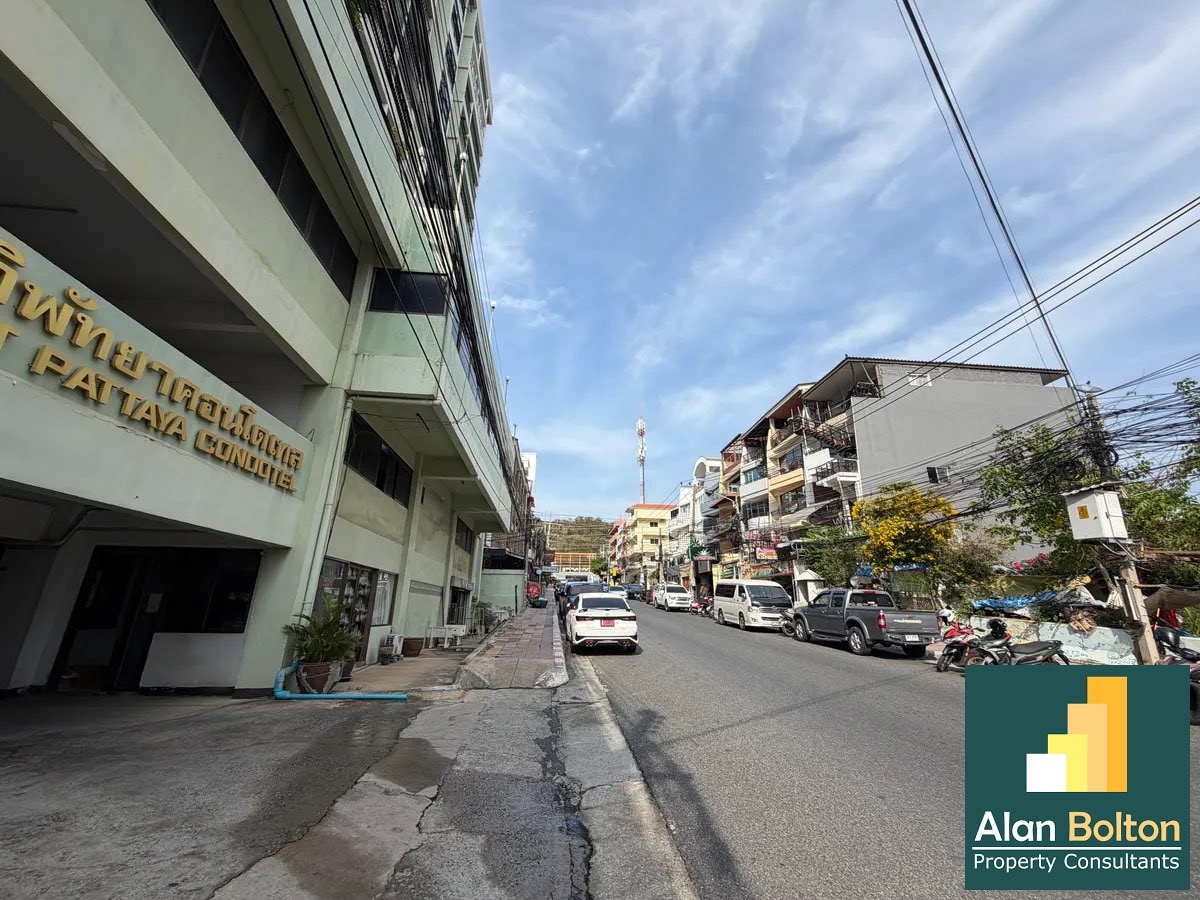 Newly Renovated & Thai Quota: Spacious 39 sqm Studio in Prime Pratumnak photo 9