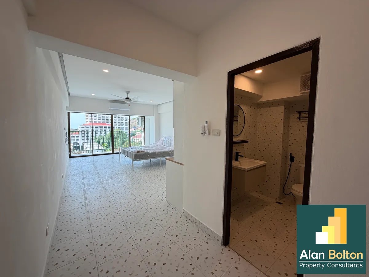 Newly Renovated & Thai Quota: Spacious 39 sqm Studio in Prime Pratumnak photo 10