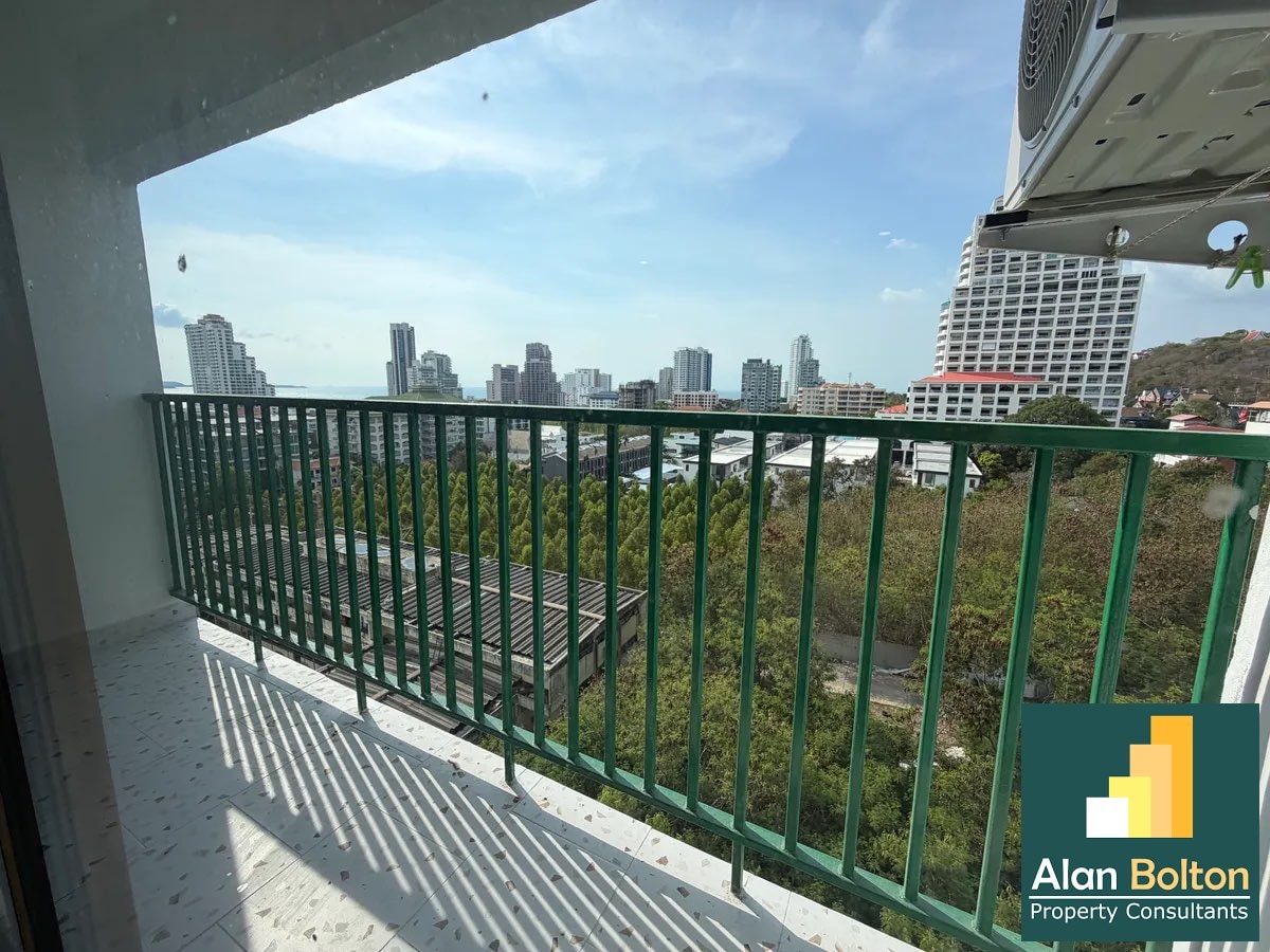 Newly Renovated & Thai Quota: Spacious 39 sqm Studio in Prime Pratumnak