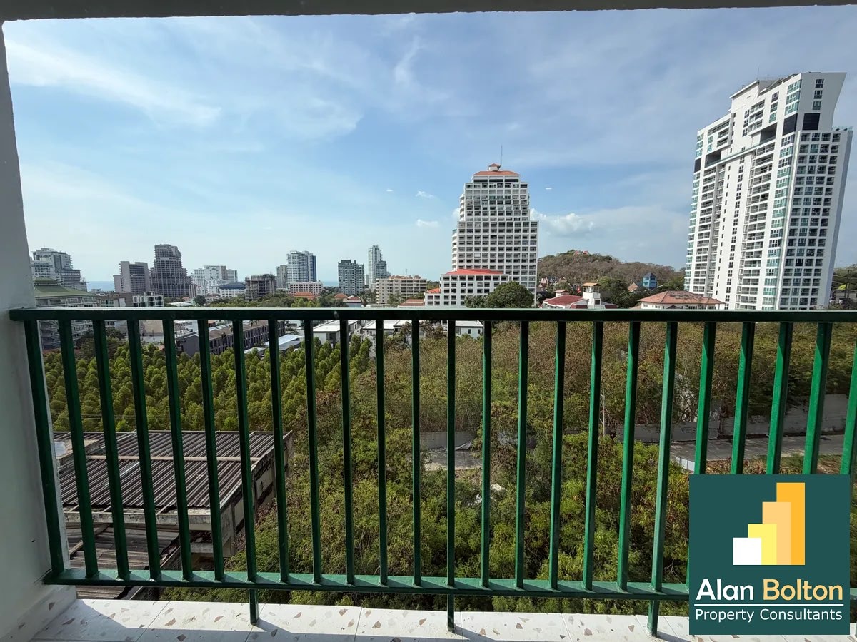 Newly Renovated & Thai Quota: Spacious 39 sqm Studio in Prime Pratumnak photo 13