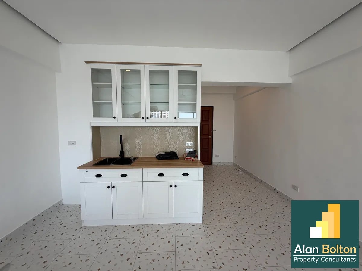 Newly Renovated & Thai Quota: Spacious 39 sqm Studio in Prime Pratumnak photo 3