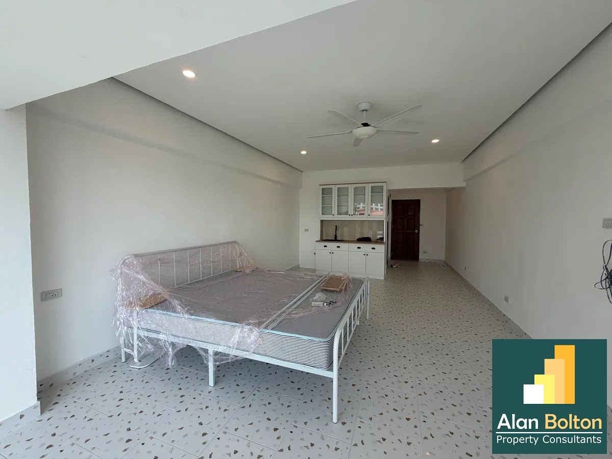 Newly Renovated & Thai Quota: Spacious 39 sqm Studio in Prime Pratumnak photo 6