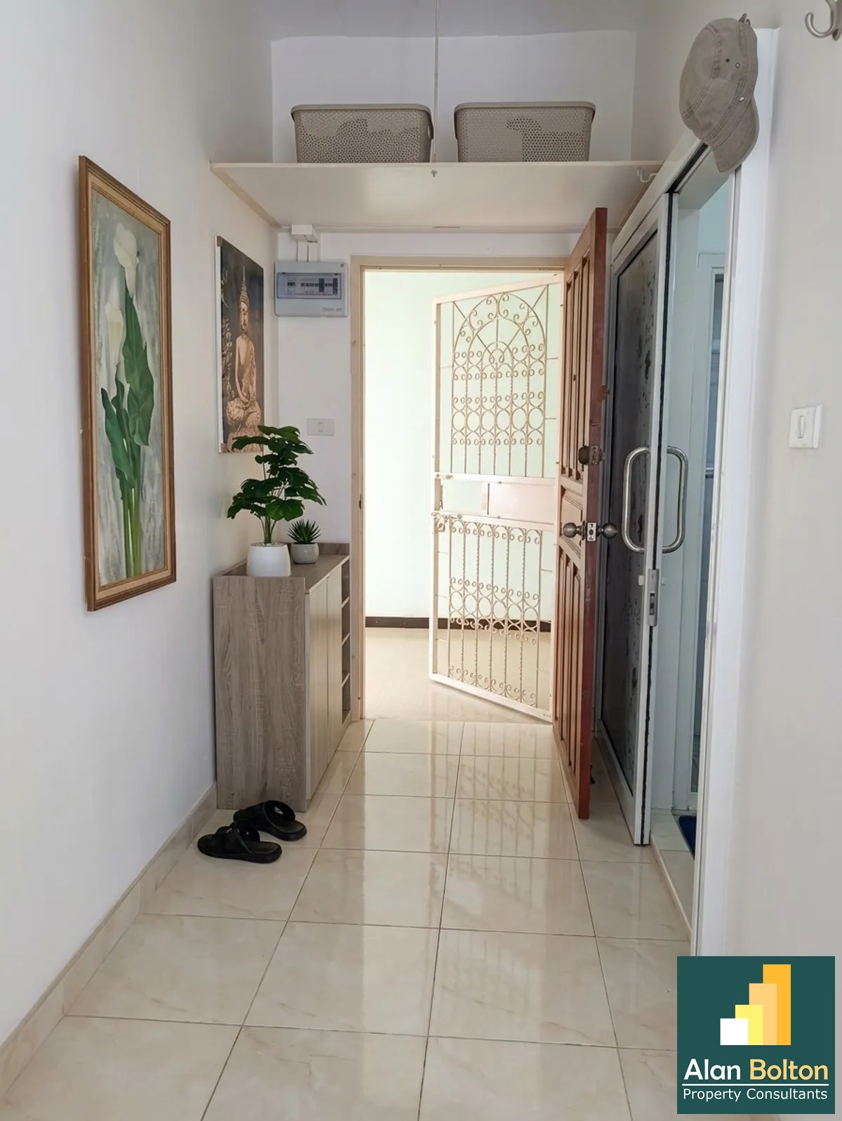 Two Bedroom Condo For Sale in Prahtamnak soi 5 photo 4