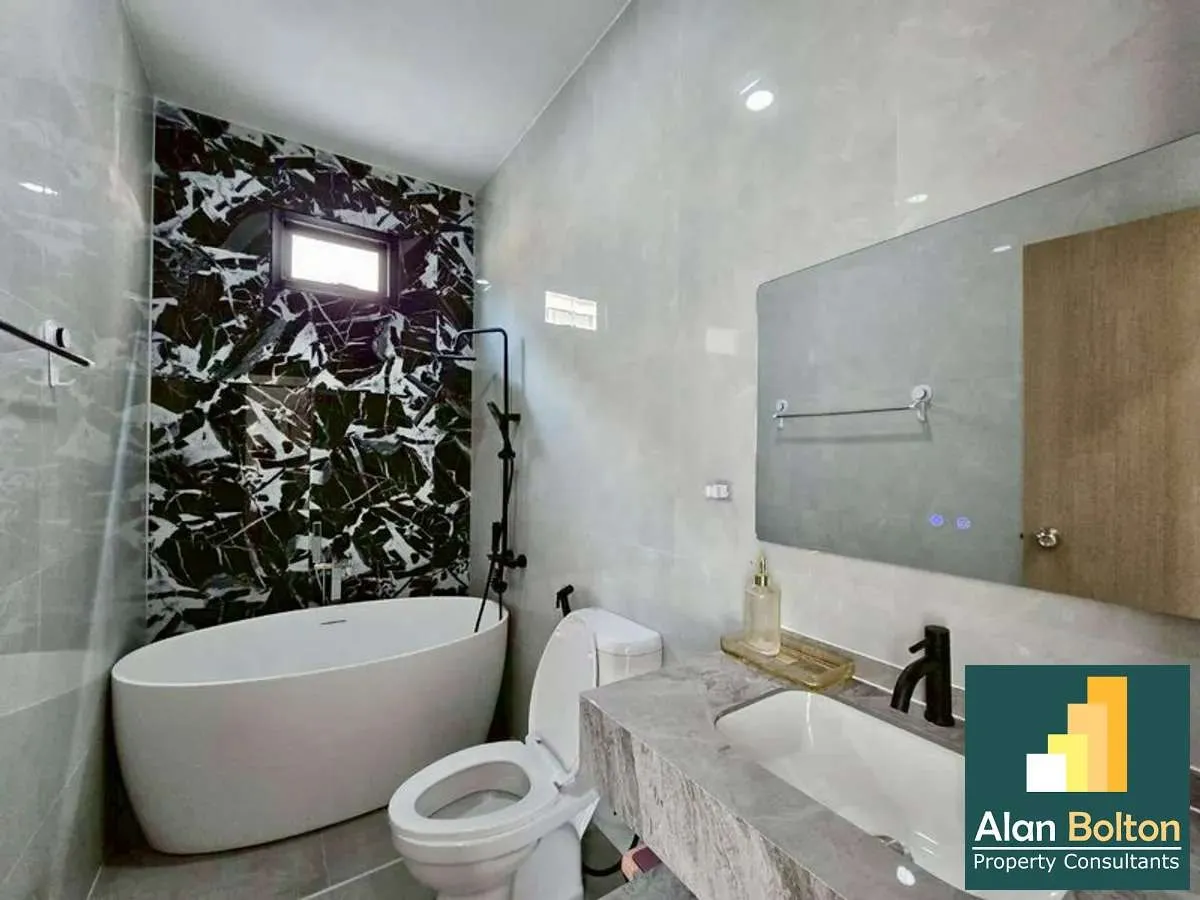 Luxury 3BR Pool Villa | Modern Design In East Pattaya photo 4