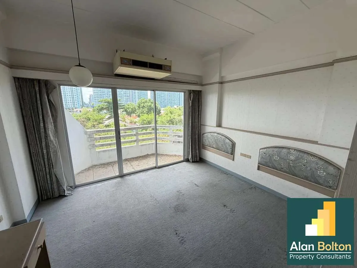 Cheap Jomtien Studio Ripe for Renovation photo 3