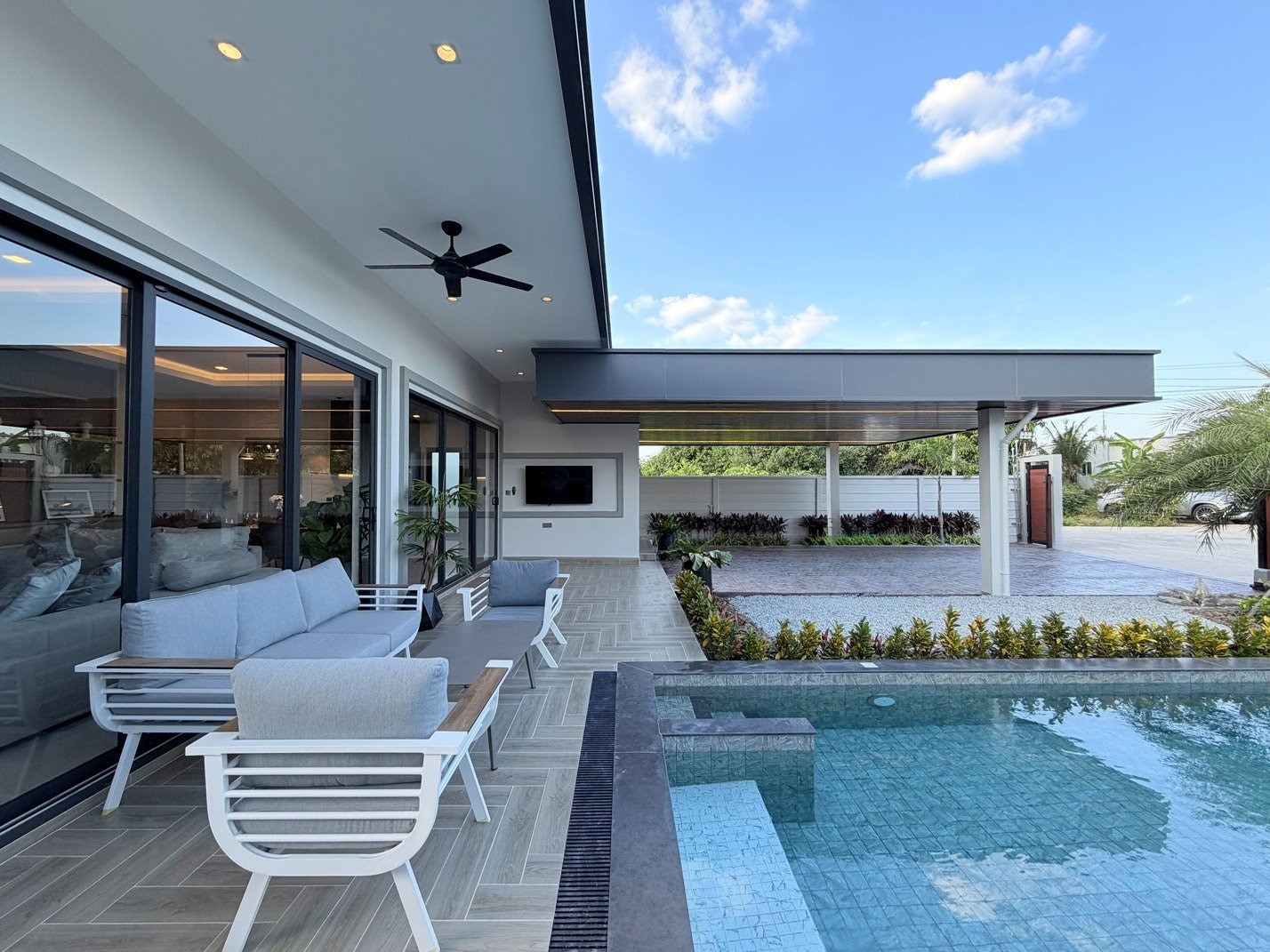 Brand New Modern Luxury 3 Bed 4 Bath Pool Villa For Sale Near Lake MapPhrachan photo 40