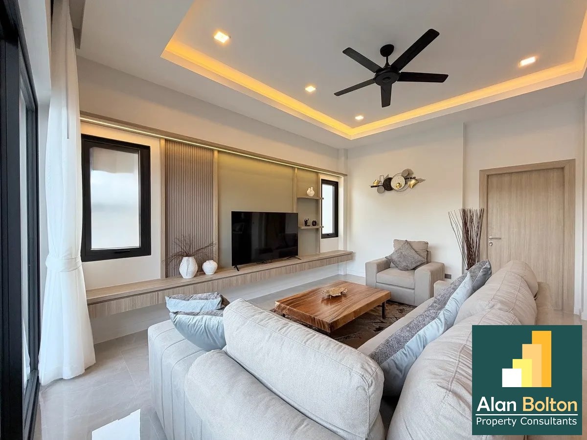 Brand New Modern Luxury 3 Bed 4 Bath Pool Villa For Sale Near Lake MapPhrachan photo 10