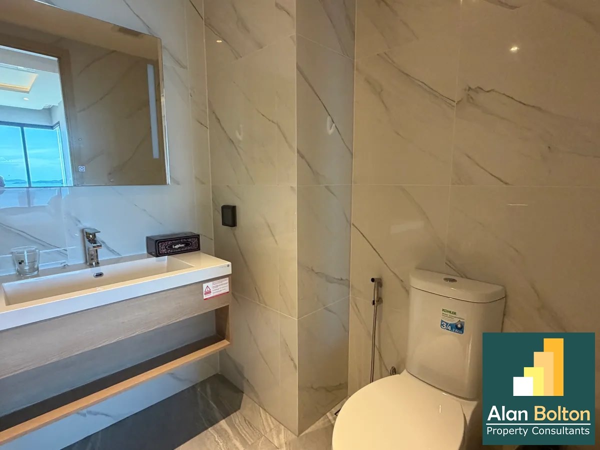 Two bedroom Condo for sale near Terminal 21 Pattaya photo 2