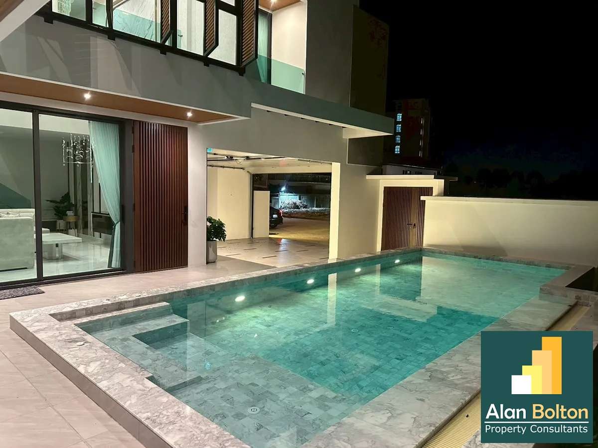 Luxury Pool Villa with Pet Friendly 4 bedrooms 5 bathrooms near Jomtien Beach for RENT