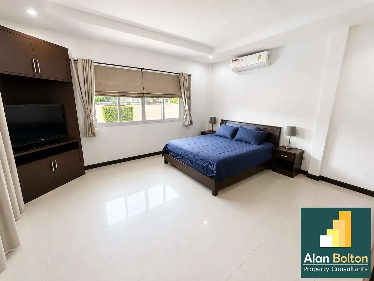 Well Presented Three Bed Three Bathroom Pool Villa in Popular East Pattaya Village photo 8