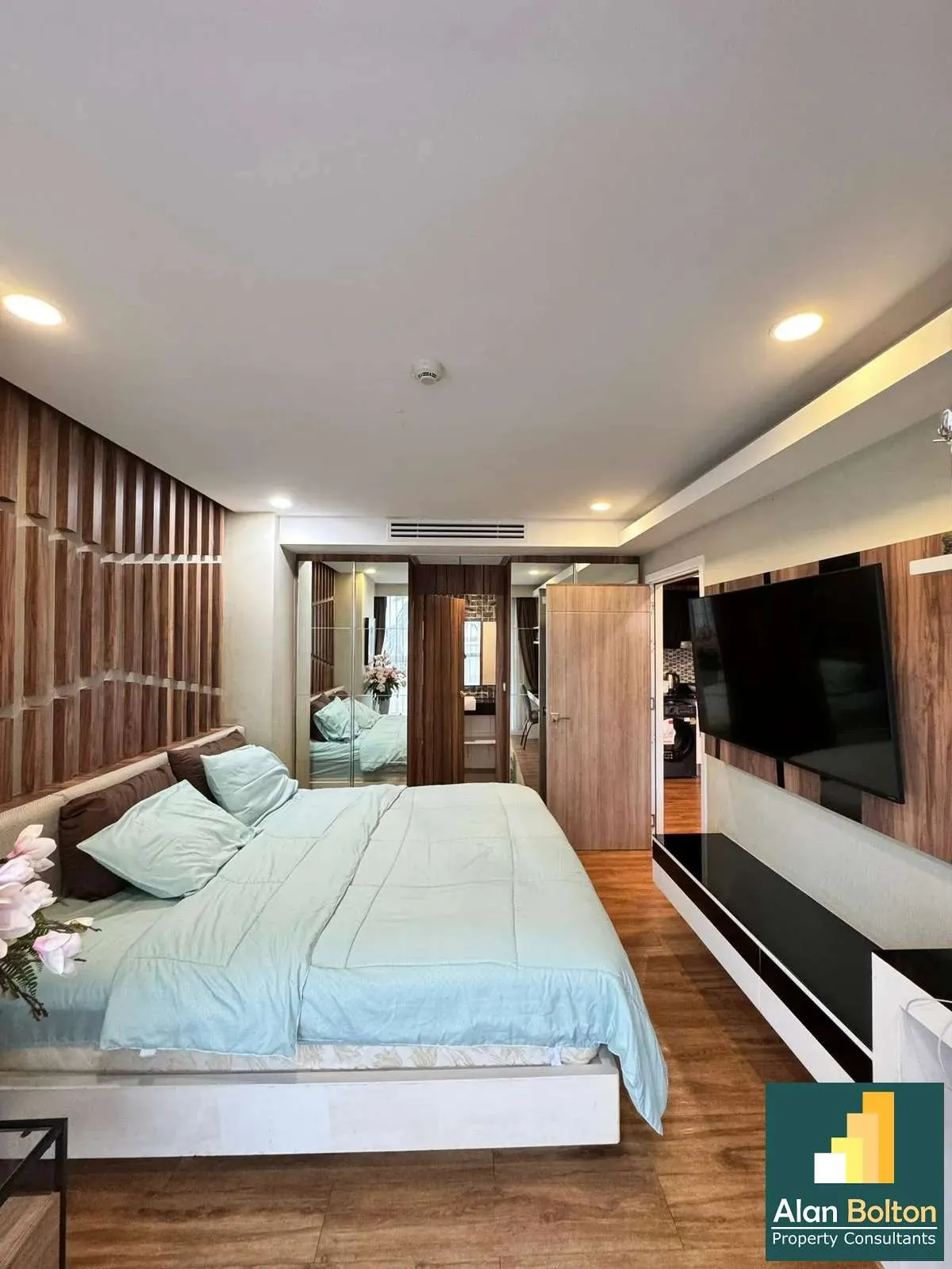 Two Bedroom Condo For Rent In Jomtien photo 12