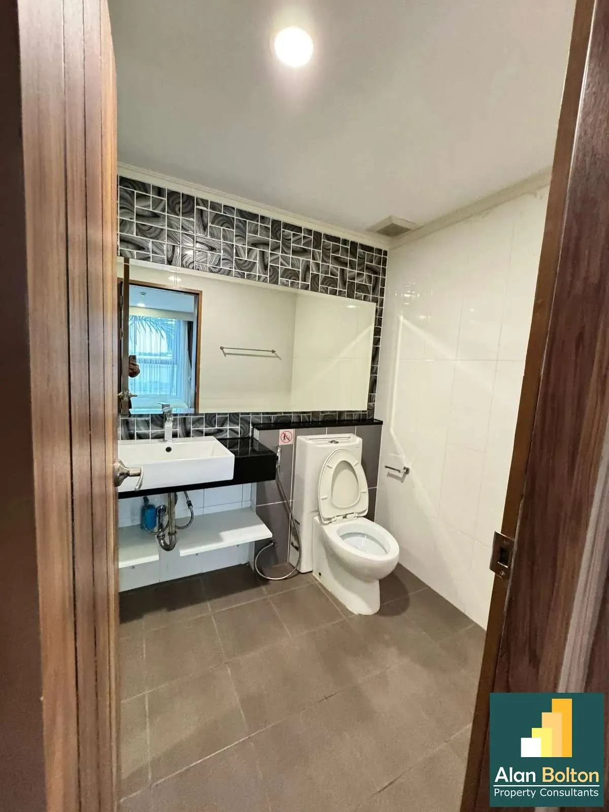 Two Bedroom Condo For Rent In Jomtien photo 4