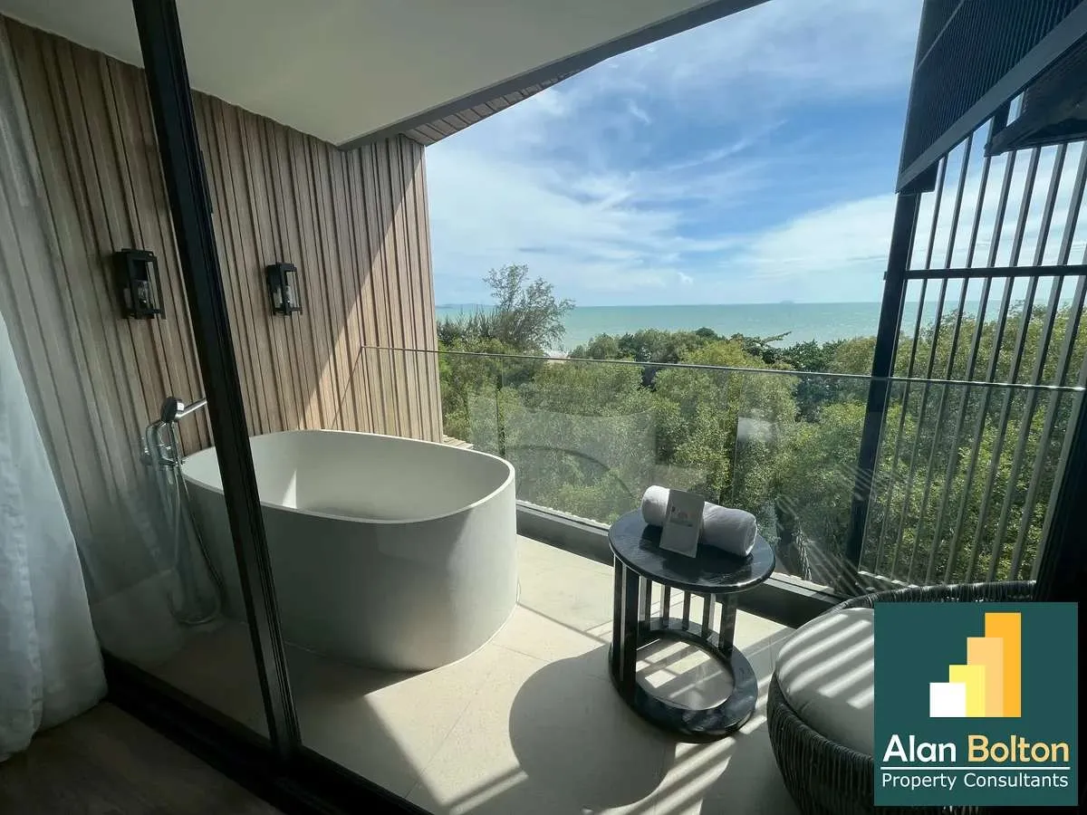 Beachfront Sea View studio 1 bahtroom in Bayphere Pattaya