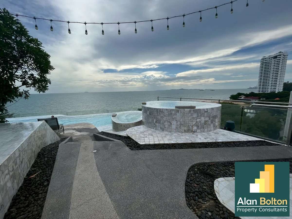 Beachfront Sea View studio 1 bahtroom in Bayphere Pattaya photo 20