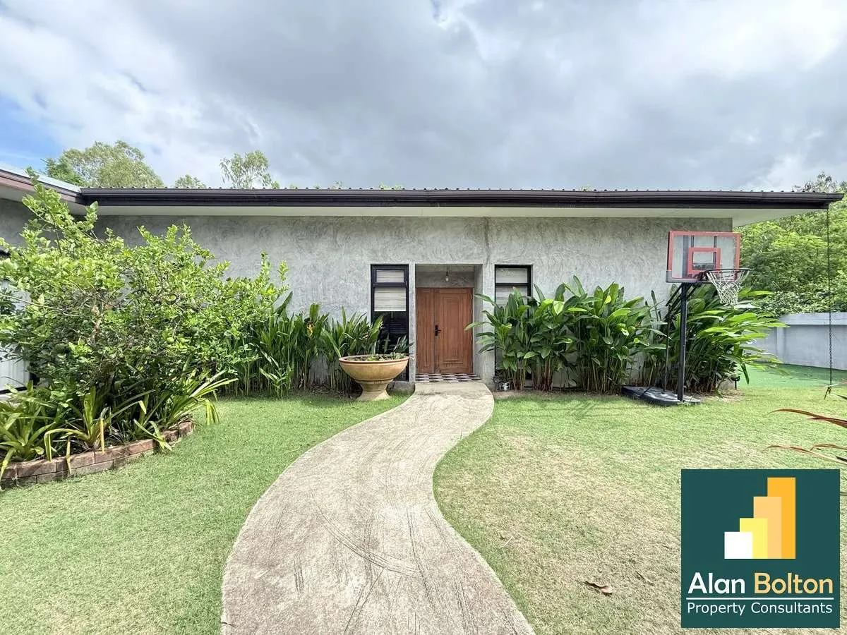 Private house with swimming pool for sale