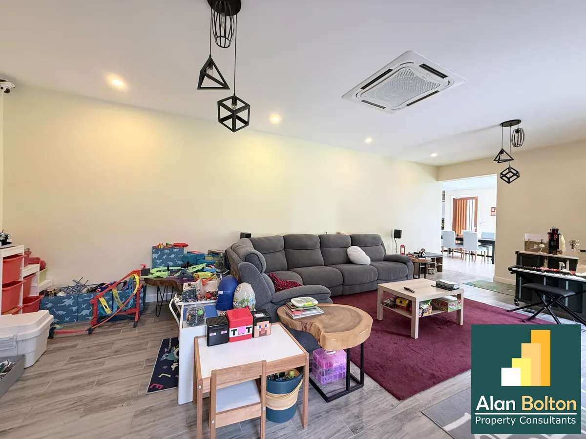 Private house with swimming pool for sale photo 15