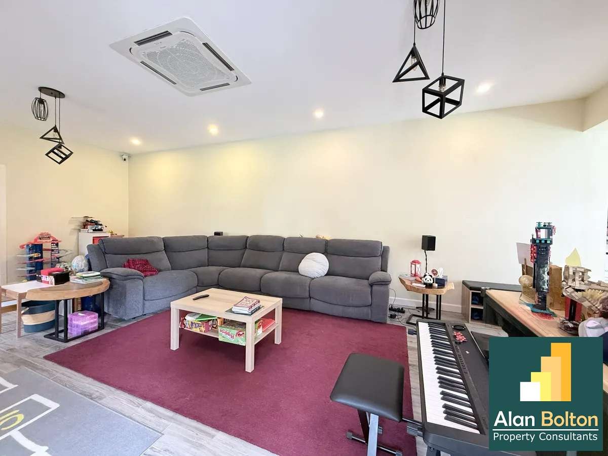 Private house with swimming pool for sale photo 16