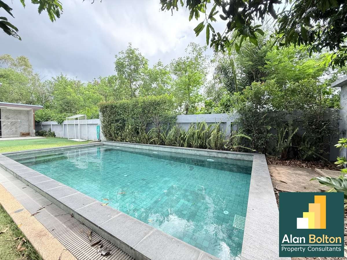 Private house with swimming pool for sale photo 13