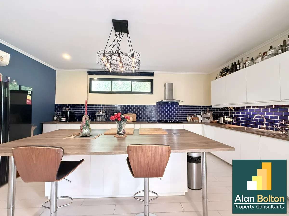 Private house with swimming pool for sale photo 5